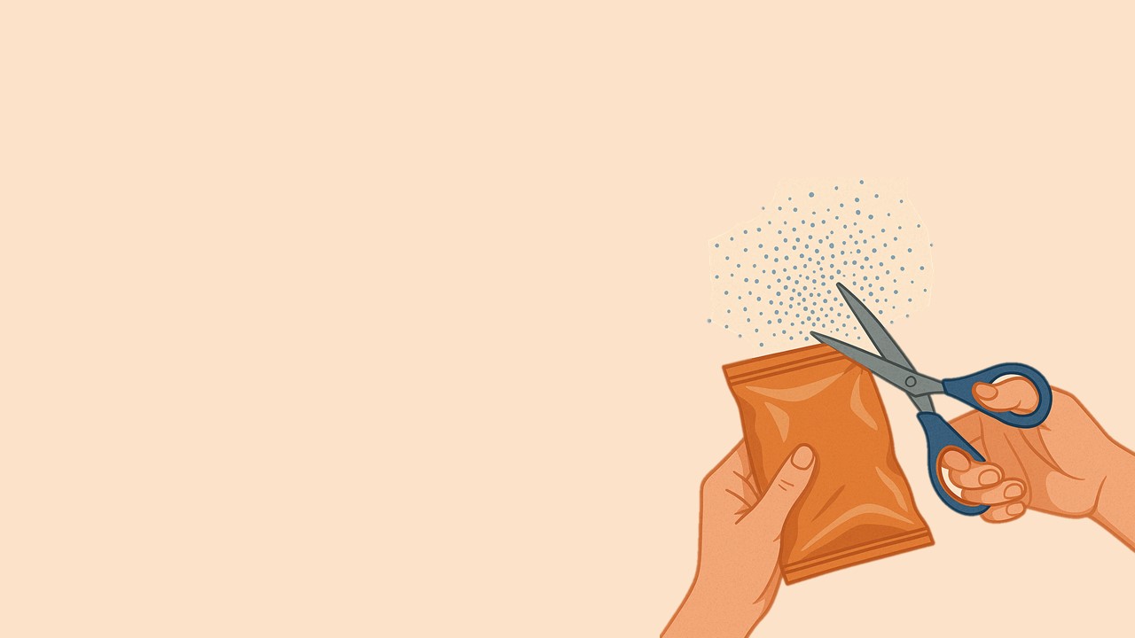 과자봉지를 가위로 뜯을 때 많은 량의 미세플라스틱이 발생한다.